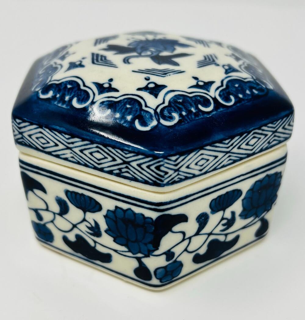 Blue & White Asian Porcelain‎ Chinoiserie Hexagon Shaped Floral Box Vintage